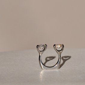Prsten se dvěma zirkony
